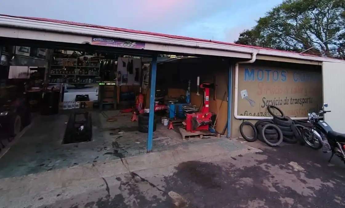 Este eta imagen se puede apreciar a un hombre cambiandole la llata 
                    a un carro