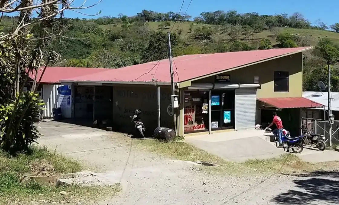 En esta imagen se puede apreciar como reparan el 
                    motor de un carro