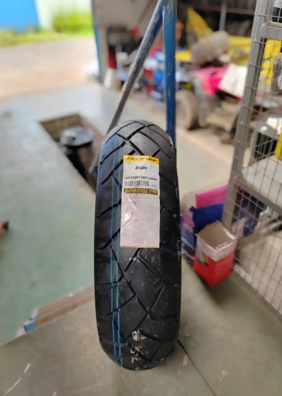 Esta es una llanta para una moto pistera