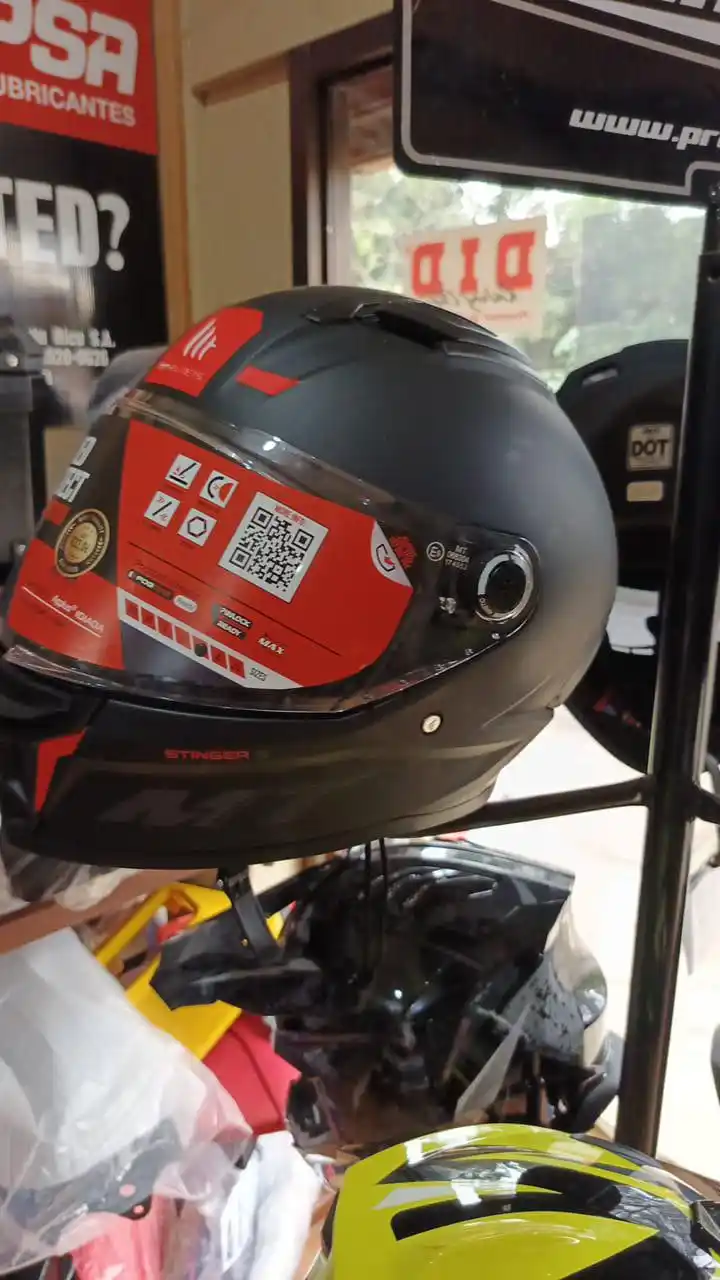Este es un casco de moto negro