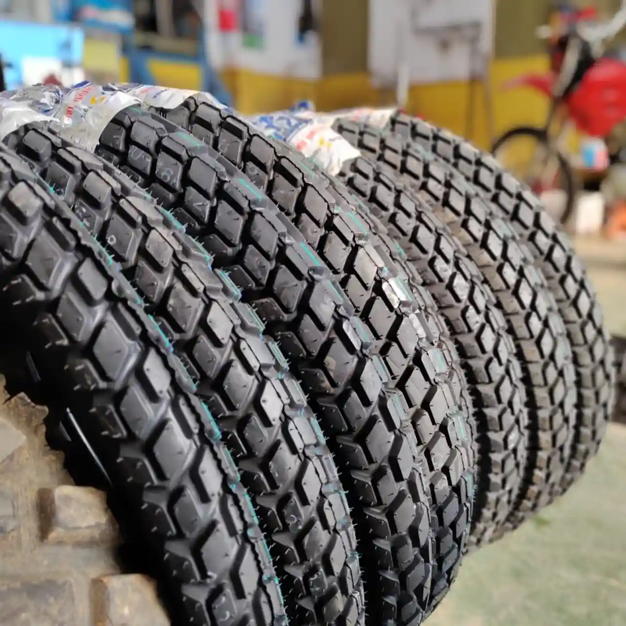 Esta es una llanta para una moto todo terreno