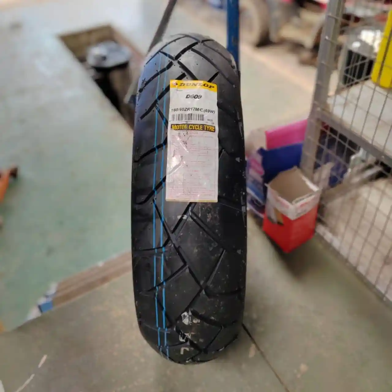 Esta es una llanta para una moto pistera