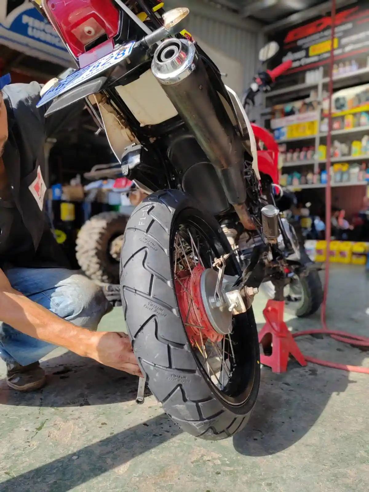 Este eta imagen se puede apreciar a un hombre cambiandole la llata 
                    a un carro