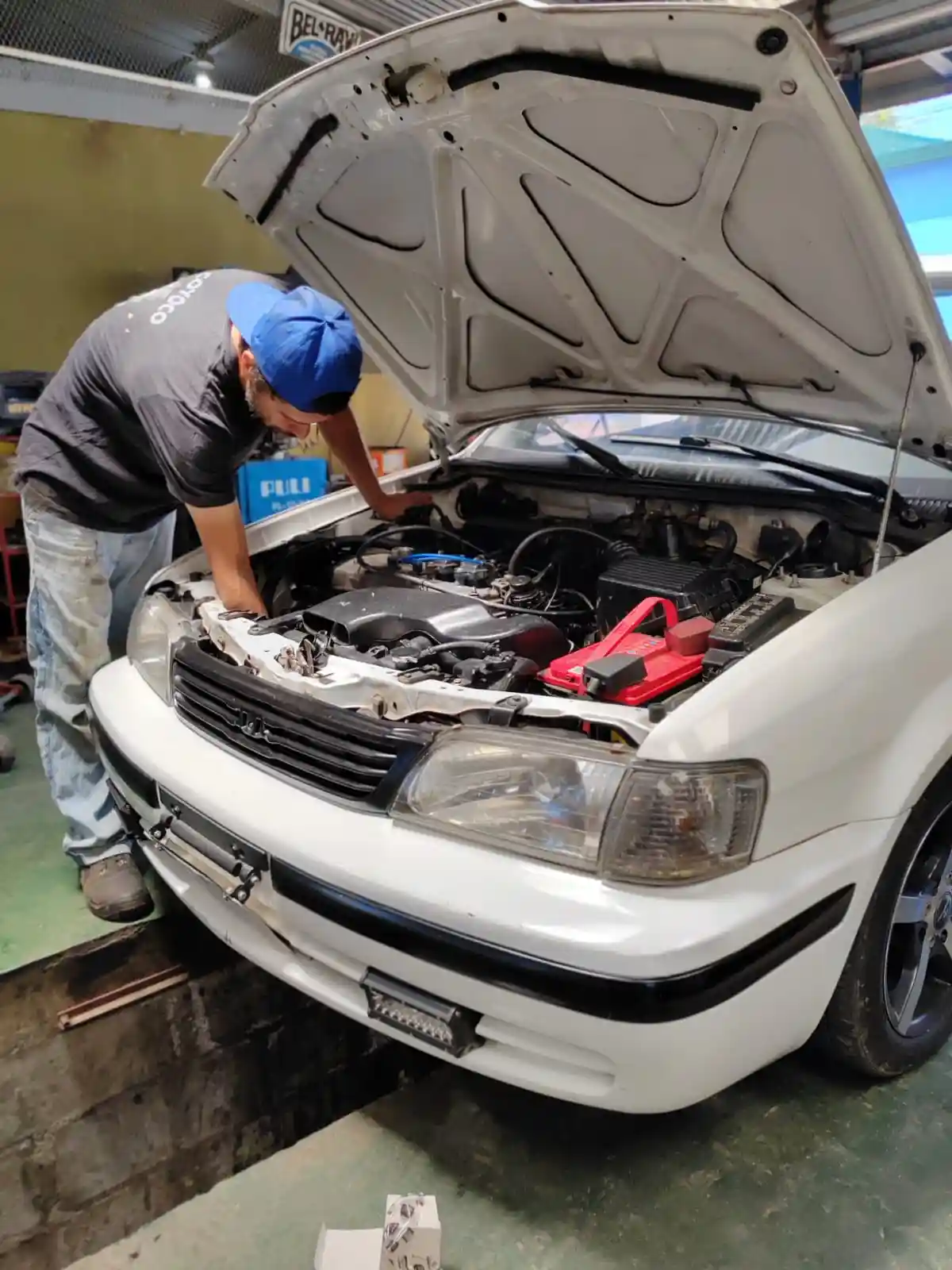 En esta imagen se puede apreciar como reparan el 
                    motor de un carro